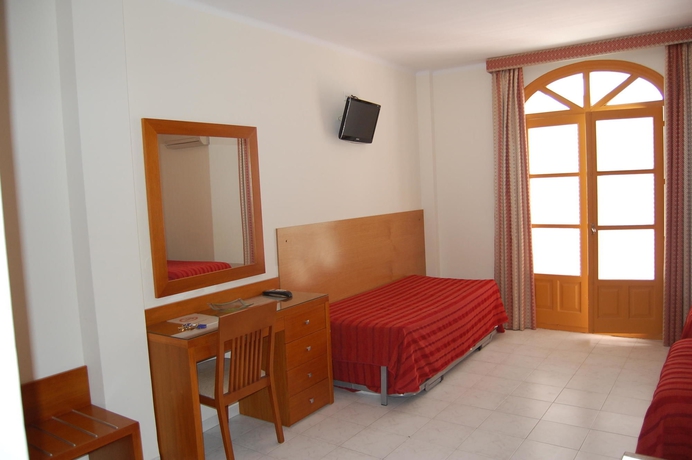 Imagen de la habitación del Hostal Marazul, Nerja. Foto 15