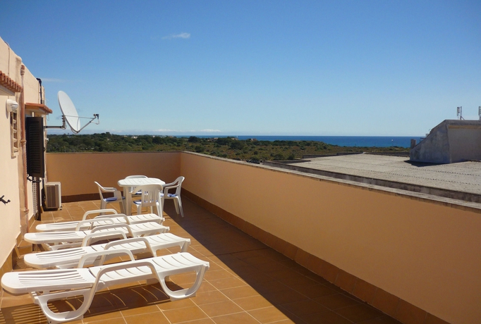 Imagen de los exteriores del Hostal Marblau, Cala Figuera. Foto 11