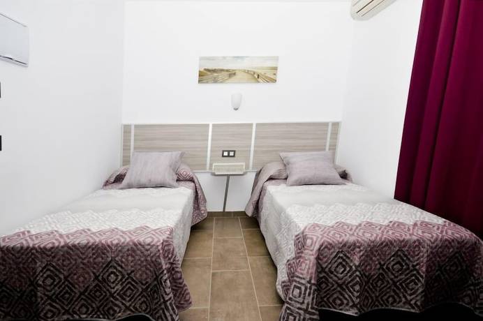 Imagen de la habitación del Hostal Maria Jose, Conil de la Frontera. Foto 11