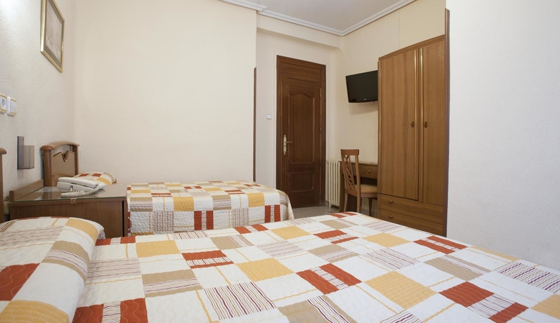 Imagen de la habitación del Hostal Maria Luisa, Madrid. Foto 4