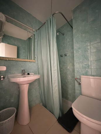 Imagen de la habitación del Hostal Maria Rosa, Tossa de Mar. Foto 2