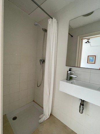 Imagen de la habitación del Hostal Maria Rosa, Tossa de Mar. Foto 3