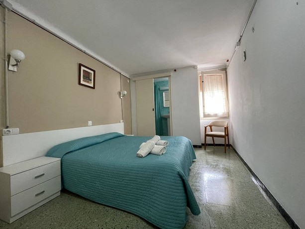 Imagen de la habitación del Hostal Maria Rosa, Tossa de Mar. Foto 9
