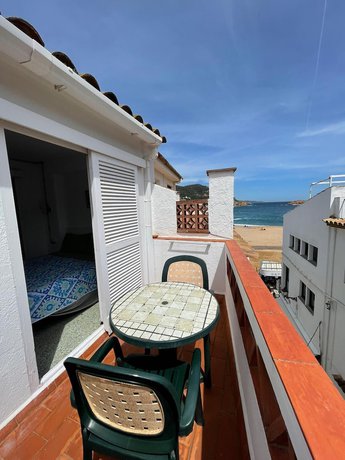 Imagen de la habitación del Hostal Maria Rosa, Tossa de Mar. Foto 10