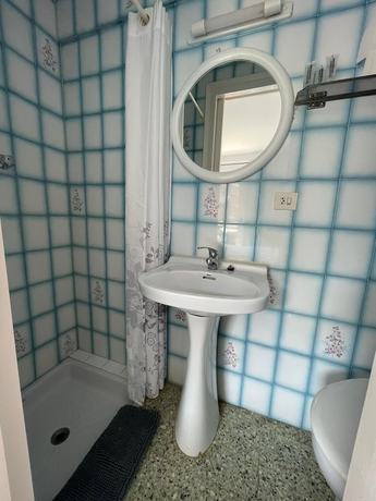 Imagen de la habitación del Hostal Maria Rosa, Tossa de Mar. Foto 11