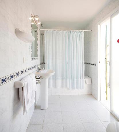 Imagen de la habitación del Hostal Mar&iacute;, Bahia San Antonio. Foto 5