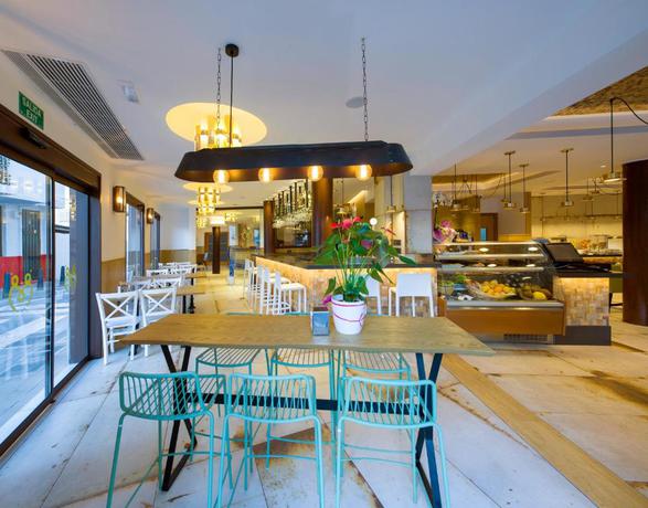 Imagen del bar/restaurante del Hostal Mar&iacute;, Bahia San Antonio. Foto 2