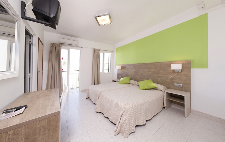 Imagen de la habitación del Hostal Mar&iacute;, Bahia San Antonio. Foto 9