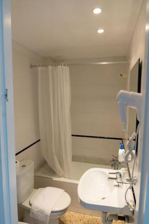 Imagen de la habitación del Hostal Marina Cadaqués. Foto 3