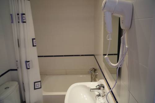 Imagen de la habitación del Hostal Marina Cadaqués. Foto 6