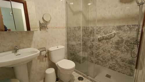 Imagen de la habitación del Hostal Martin, Ba&ntilde;os de Montemayor. Foto 7