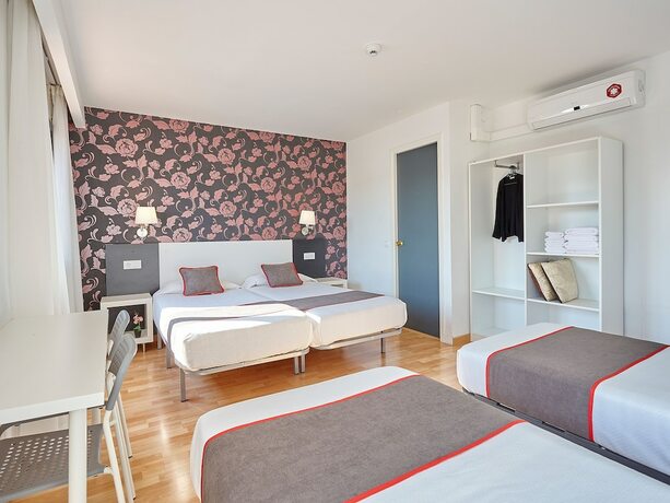 Imagen de la habitación del Hostal Mas Ferrer. Foto 15