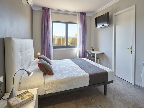 Imagen de la habitación del Hostal Mas Ferrer. Foto 17