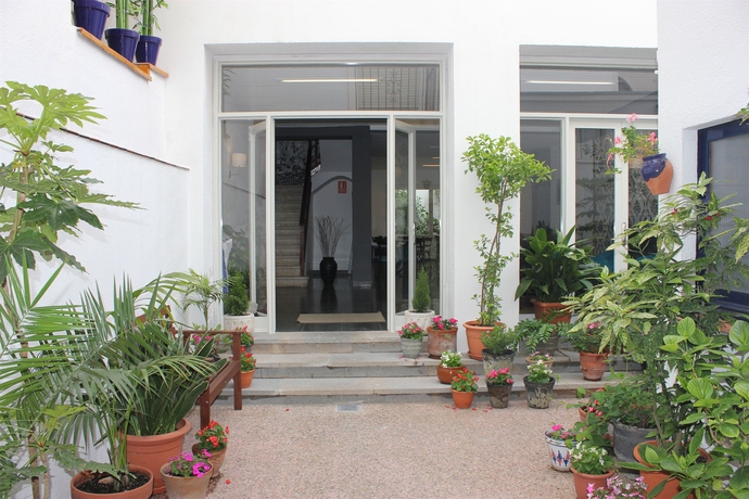 Imagen de los exteriores del Hostal Mediterráneo, Tossa de Mar. Foto 9