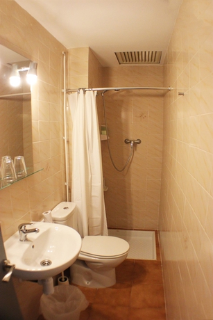 Imagen de la habitación del Hostal Mediterráneo, Tossa de Mar. Foto 7