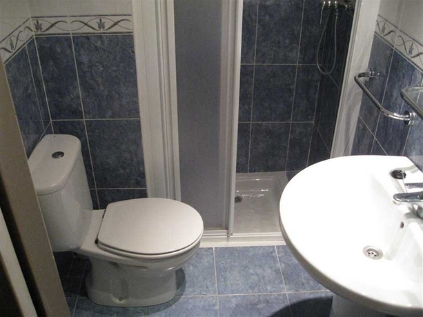 Imagen de la habitación del Hostal Mediterráneo, Tossa de Mar. Foto 8