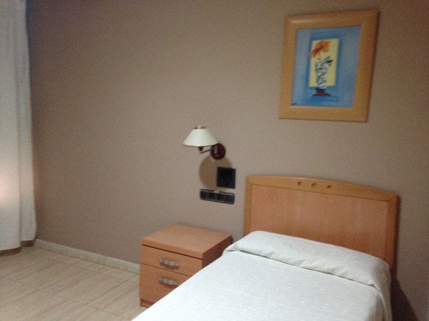 Imagen de la habitación del Hostal Meseguer, El Altet. Foto 8