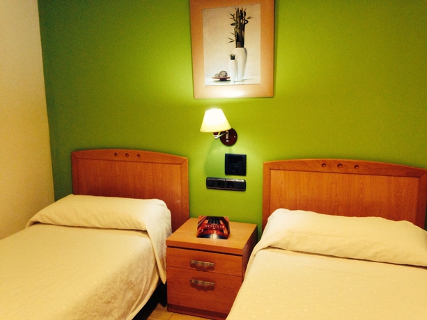 Imagen de la habitación del Hostal Meseguer, El Altet. Foto 9