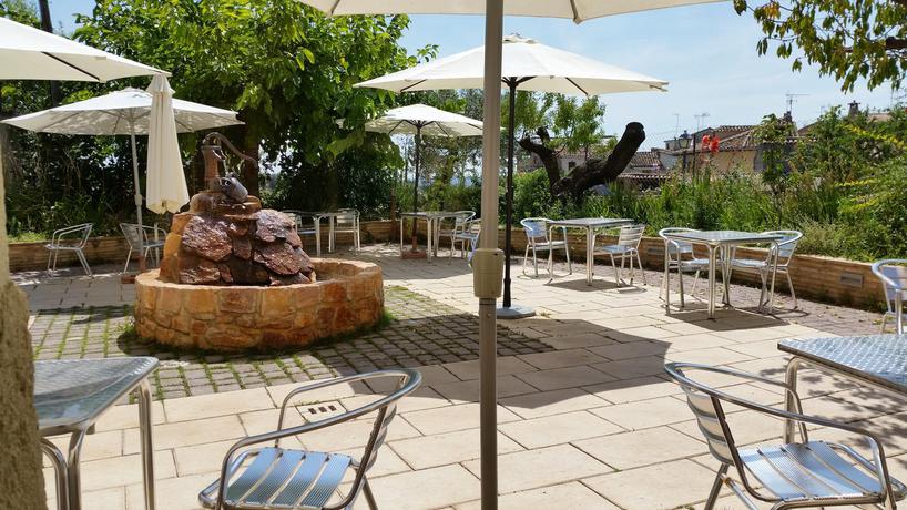 Imagen general del Hostal Mesón De Colungo. Foto 13