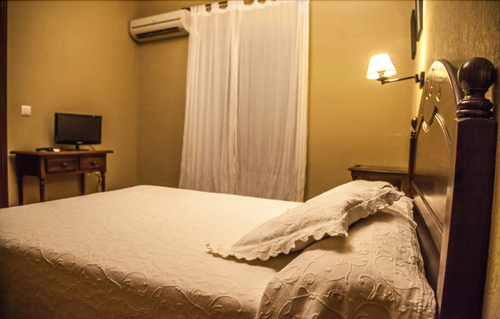 Imagen de la habitación del Hostal Mesón Plaza. Foto 13