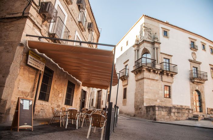 Imagen de los exteriores del Hostal Mesón Plaza. Foto 16