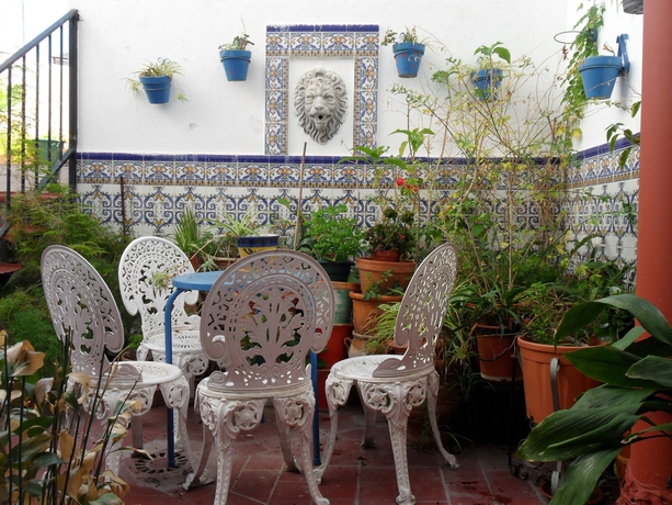 Imagen de los exteriores del Hostal Micaela. Foto 13