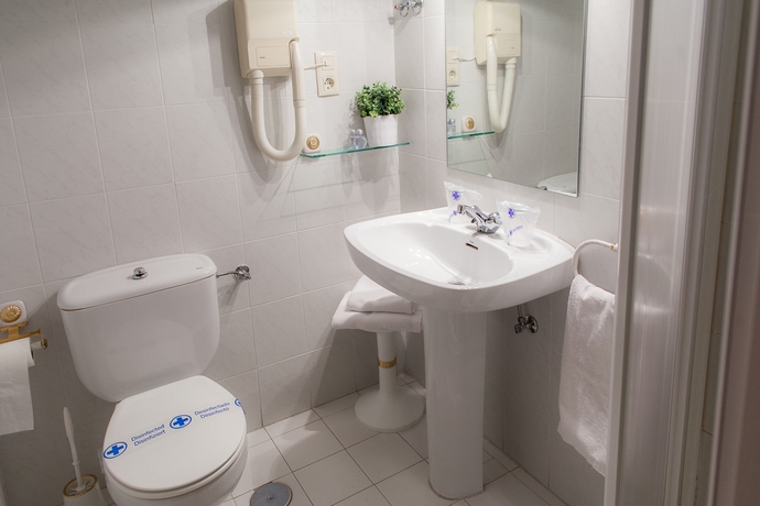 Imagen de la habitación del Hostal Miguel De Cervantes. Foto 13