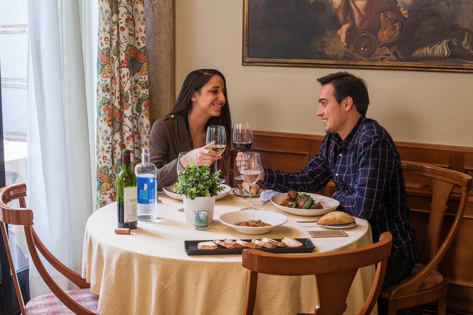 Imagen del bar/restaurante del Hostal Miguel De Cervantes. Foto 10