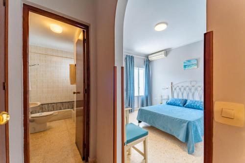 Imagen de la habitación del Hostal Miramar, Los Ca&ntilde;os de Meca. Foto 17