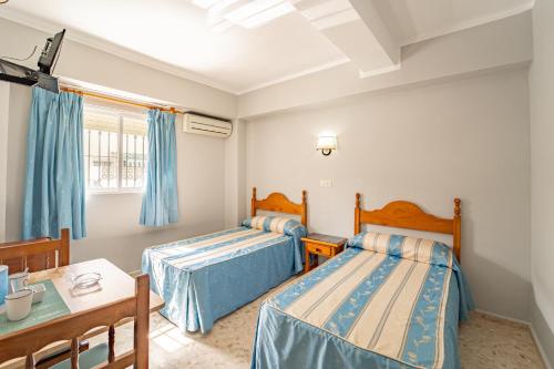 Imagen de la habitación del Hostal Miramar, Los Ca&ntilde;os de Meca. Foto 18