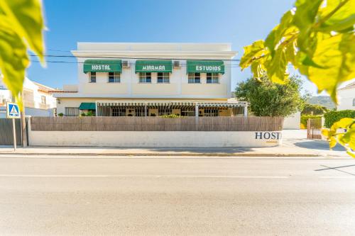 Imagen general del Hostal Miramar, Los Ca&ntilde;os de Meca. Foto 2