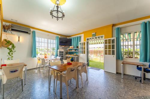 Imagen general del Hostal Miramar, Los Ca&ntilde;os de Meca. Foto 9