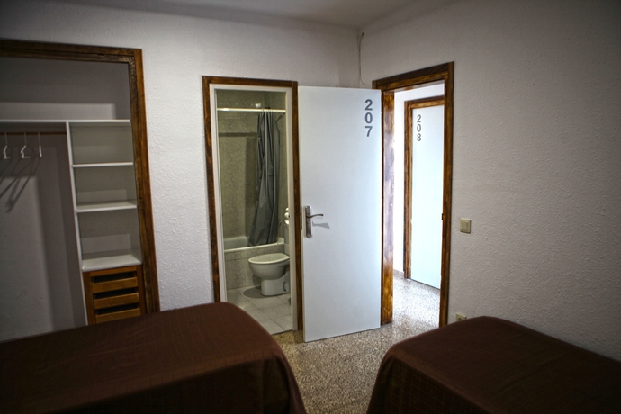 Imagen de la habitación del Hostal Miranda, Blanes. Foto 14