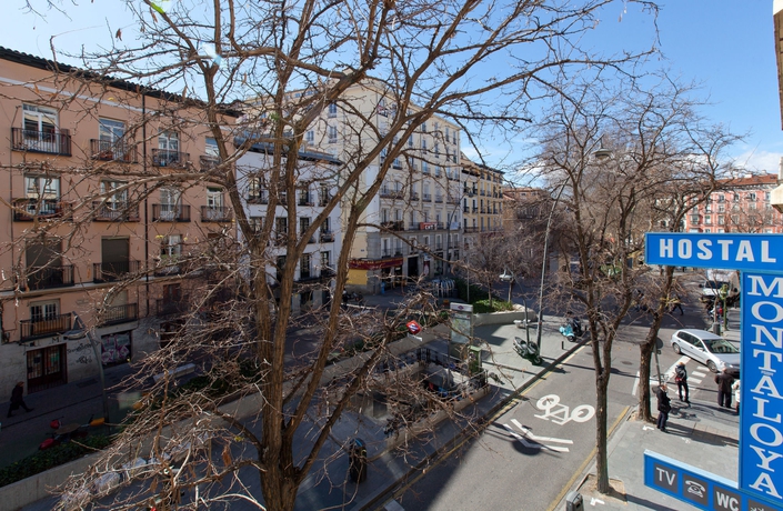 Imagen de los exteriores del Hostal Montaloya. Foto 15