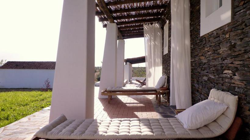 Imagen de los exteriores del Hostal Monte Falperras. Foto 8