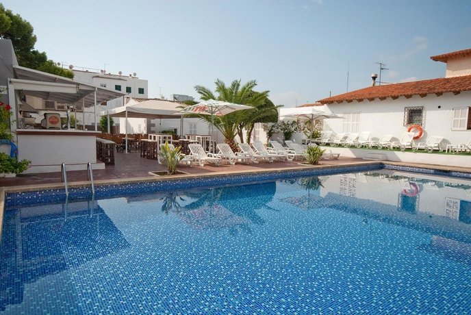 Imagen de la piscina del Hostal Montesol, Cala Ratjada. Foto 14