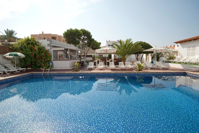 Imagen de la piscina del Hostal Montesol, Cala Ratjada. Foto 15