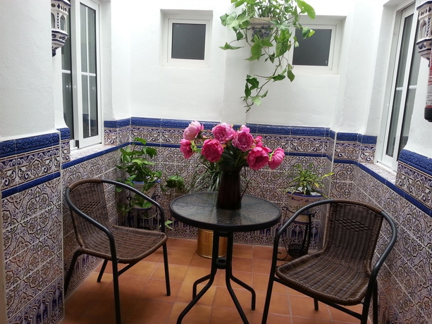 Imagen de los exteriores del Hostal Naim Guest House Nerja. Foto 9