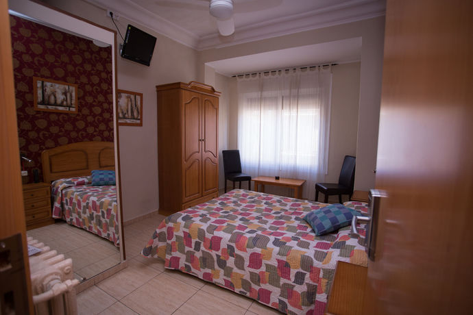 Imagen de la habitación del Hostal Navarra, Zaragoza. Foto 6