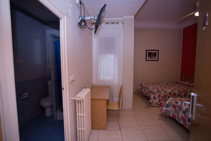 Imagen de la habitación del Hostal Navarra, Zaragoza. Foto 9