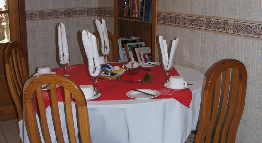 Imagen del bar/restaurante del Hostal Noa-ariki. Foto 2