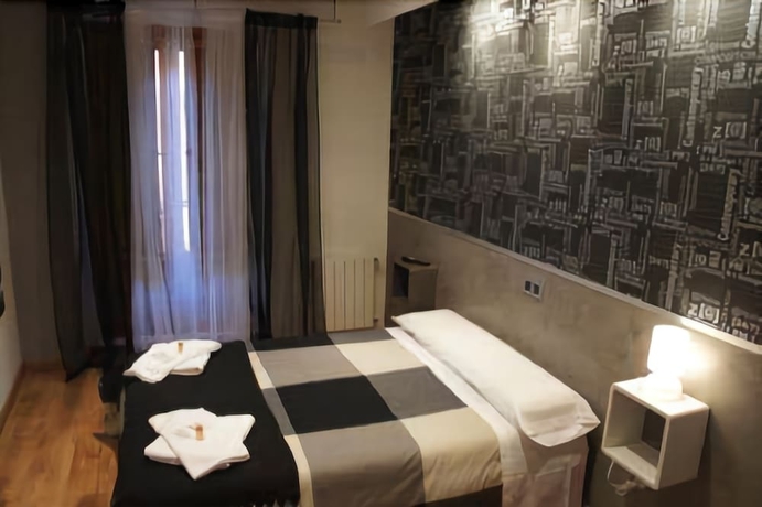 Imagen de la habitación del Hostal Noviciado. Foto 11