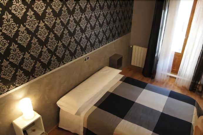 Imagen de la habitación del Hostal Noviciado. Foto 12