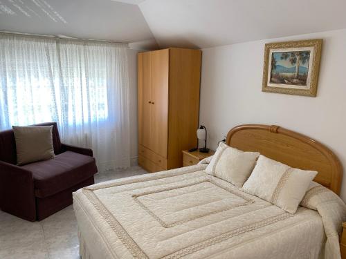 Imagen de la habitación del Hostal O Cruceiro, O Pino. Foto 3