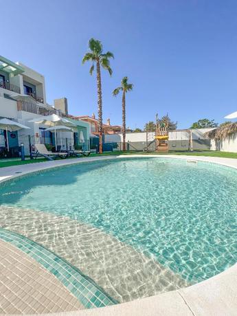 Imagen de la piscina del Hostal ON The Residence. Foto 18