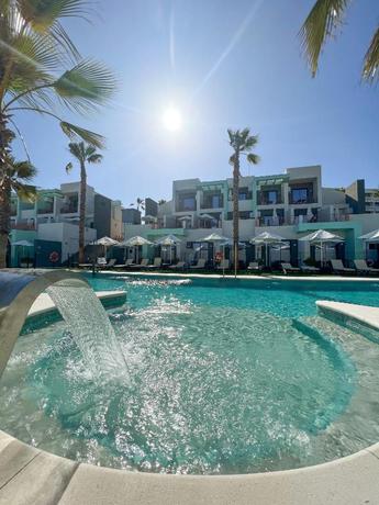 Imagen de la piscina del Hostal ON The Residence. Foto 19