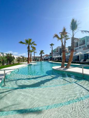 Imagen de la piscina del Hostal ON The Residence. Foto 20