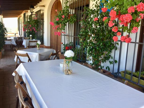 Imagen de los exteriores del Hostal OYO El Rocío Azul. Foto 5