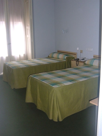 Imagen de la habitación del Hostal Olga, Barrio de las Letras. Foto 11