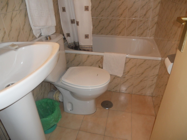 Imagen de la habitación del Hostal Olga, Madrid. Foto 7